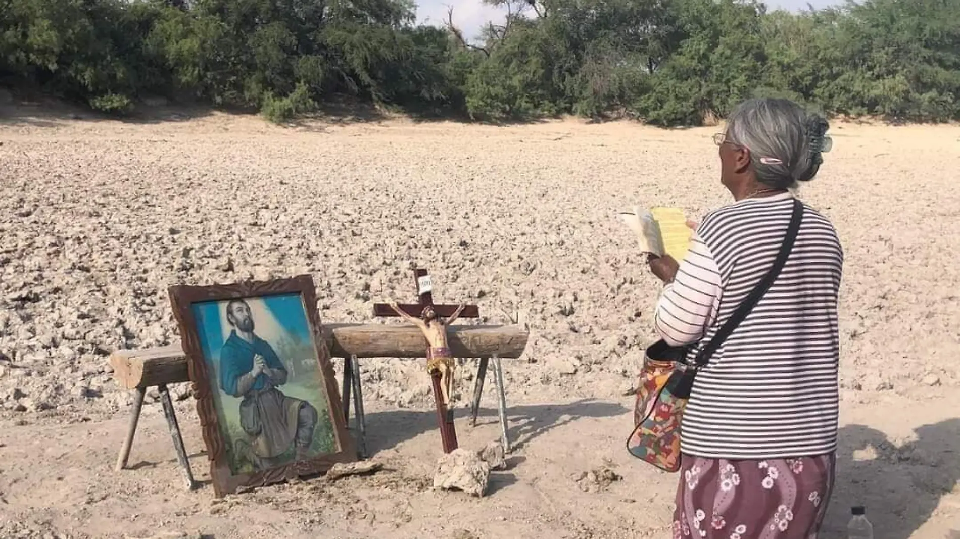 Mujer reza para que llueva ¡y cae el diluvio!